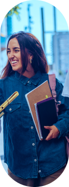 Estudante com cadernos e mochila