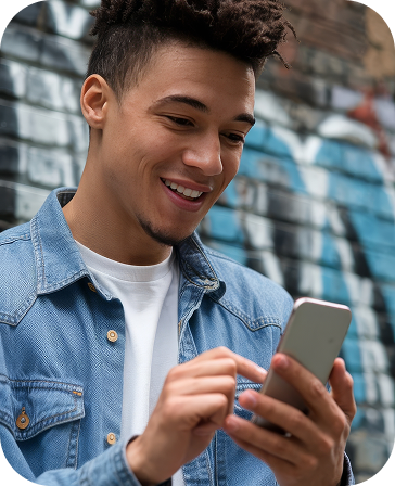 Estudante usando o celular