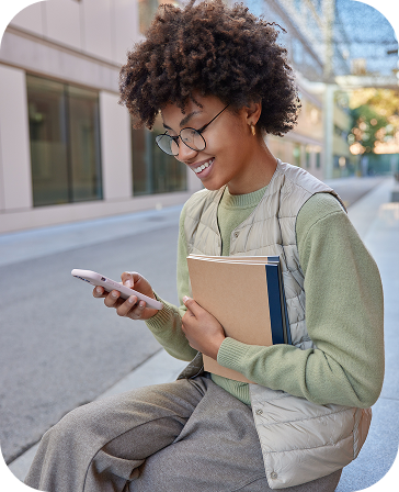 Estudante acessando o portal pelo celular