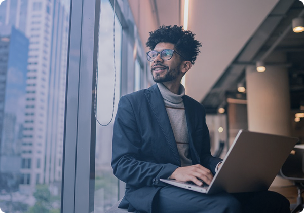 Profissional trabalhando com notebook em um escritório