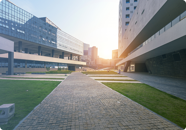Campus de uma instituição de ensino ao entardecer