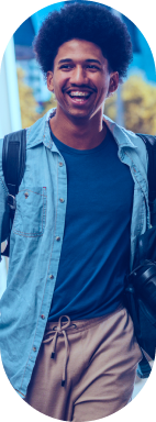 Estudante caminhando com mochila