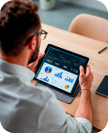 Pessoa analisando indicadores em um tablet